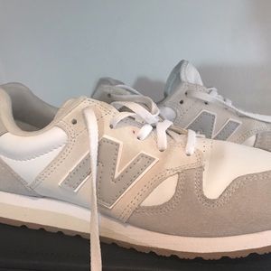 New balance size  8 white pu & suede sneakers